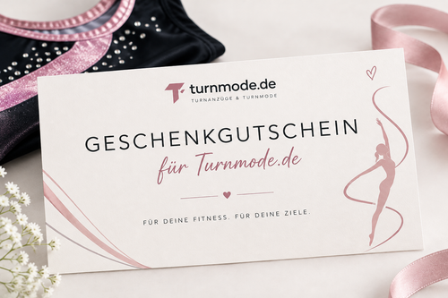 Geschenkgutschein von Turnmode.de, gedruckte Karte neben einem schwarzen Turnanzug mit Strasssteinen